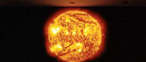 Sonnenbrand. Dieses Video von Katharina Sieverding ist in der Ausstellung zu sehen.