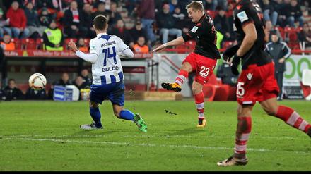 Fußball 2. Bundesliga 20. Spieltag: 1. FC Kaiserslautern - 1. FC Union Berlin am 05.02.2016 im Fritz-Walter-Stadion in Kaiserslautern (Rheinland-Pfalz). Berlins Trainer Sascha Lewandowski (M) und sein Co-Trainer Andre Hofschneider (r) jublen nach dem späten Ausgleichstreffer in der 86. Minute zum 2:2. Die Partie endete 2:2 unentschieden. Foto: Fredrik von Erichsen/dpa (Wichtiger Hinweis: Aufgrund der Akkreditierungsbestimmungen der DFL ist die Publikation und Weiterverwertung im Internet und in Online-Medien während des Spiels auf insgesamt fünfzehn Bilder pro Spiel begrenzt.) +++(c) dpa - Bildfunk+++