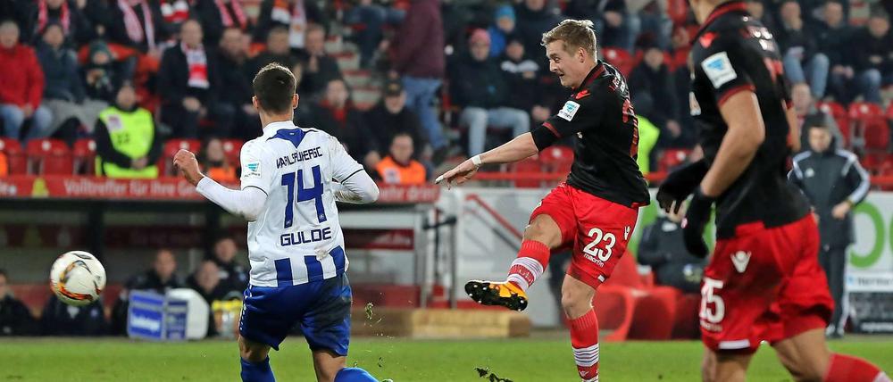 Fußball 2. Bundesliga 20. Spieltag: 1. FC Kaiserslautern - 1. FC Union Berlin am 05.02.2016 im Fritz-Walter-Stadion in Kaiserslautern (Rheinland-Pfalz). Berlins Trainer Sascha Lewandowski (M) und sein Co-Trainer Andre Hofschneider (r) jublen nach dem späten Ausgleichstreffer in der 86. Minute zum 2:2. Die Partie endete 2:2 unentschieden. Foto: Fredrik von Erichsen/dpa (Wichtiger Hinweis: Aufgrund der Akkreditierungsbestimmungen der DFL ist die Publikation und Weiterverwertung im Internet und in Online-Medien während des Spiels auf insgesamt fünfzehn Bilder pro Spiel begrenzt.) +++(c) dpa - Bildfunk+++
