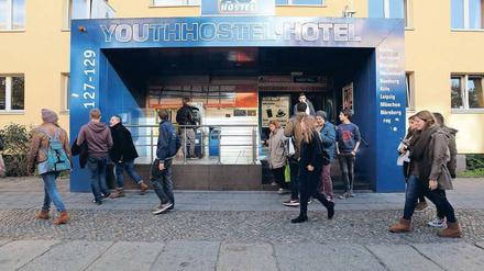 Über dem Pflaster gibt es Streit. Hostels wie das A&amp;O in der Köpenicker Straße in Mitte sind bei Touristen beliebter als bei Anwohnern. 