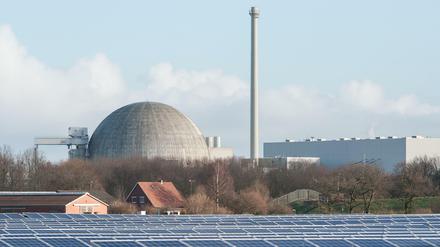 Ein kleiner Solarpark liegt neben der Zubringerstraße zum Kernkraftwerk Unterweser in Esensham (Niedersachsen). Das Atomkraftwerk an der Weser ist seit Jahren vom Netz. Wer die Kosten für den Rückbau und den angefallenen Atommüll trägt, wird derzeit in einer Kommission verhandelt.