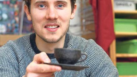 Die Tassen, die Julian Lechner entwickelt hat, werden aus Kaffeesatz hergestellt, der dann irgendwann wieder in der Tasse landet.