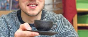 Die Tassen, die Julian Lechner entwickelt hat, werden aus Kaffeesatz hergestellt, der dann irgendwann wieder in der Tasse landet. 