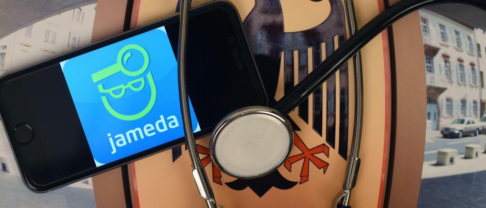 Auf einem auf Fotopapier ausgedruckten Hinweisschild des Bundesgerichtshofs (BGH) liegt am 27.02.2016 in Karlsruhe (Baden-Württemberg) ein Stethoskop und ein iPhone, auf dem das Logo des Ärztebewertungsportal Jameda zu sehen ist.