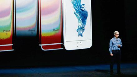 Apple-Chef Tim Cook legt sich mit der US-Regierung an. 