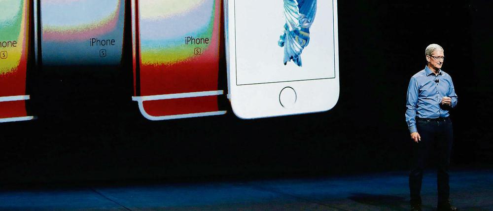 Apple-Chef Tim Cook legt sich mit der US-Regierung an. 