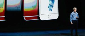 Apple-Chef Tim Cook legt sich mit der US-Regierung an. 