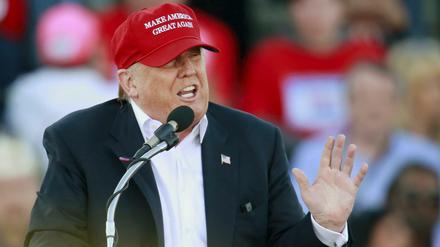 Der republikanische US-Präsidentschaftskandidat Donald Trump spricht bei einer Wahlkampfkundgebung in Madison, Alabama. 