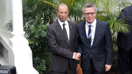 Bundesinnenminister Thomas de Maizière (CDU, r) trifft in Rabat den marokkanischen Innenminister Mohamed Hassad. 