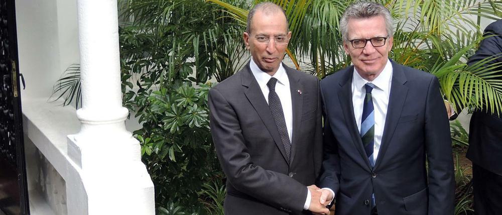 Bundesinnenminister Thomas de Maizière (CDU, r) trifft in Rabat den marokkanischen Innenminister Mohamed Hassad.