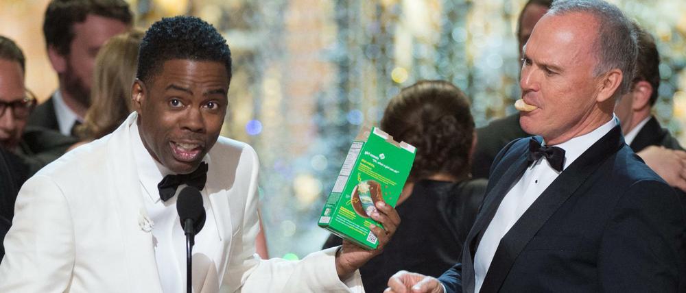 Chris Rock lieferte eine wunderbare Performance als Gastgeber der Oscars 2016. Hier im Bild mit Michael Keaton.