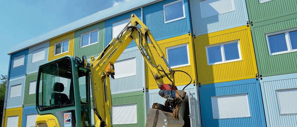 Bild einer Baustelle eines Containerdorfs für Flüchtlinge in Berlin.