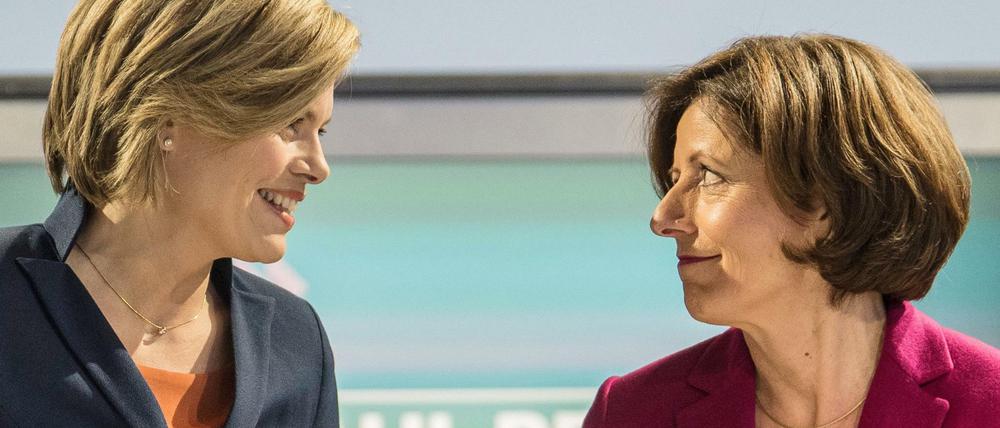 Gegnerinnen im Duell: Julia Klöckner (CDU) und die rheinland-pfälzische Ministerpräsidentin Malu Dreyer (SPD) vor der Sendung im SWR.