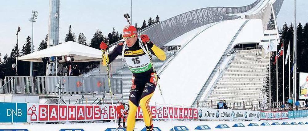 Schanze als Kulisse. Arnd Peiffer und die anderen Biathleten werden in Oslo laufen und schießen – springen gehört nicht zu ihrem Sport.