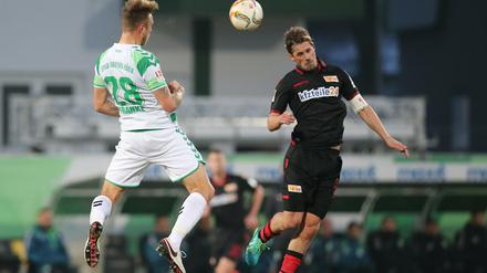 Keine hohe Kunst im Sportpark Ronhof in Fürth. Der Fürther Marcel Franke (l) kämpft mit dem Berliner Sören Brandy um den Ball.