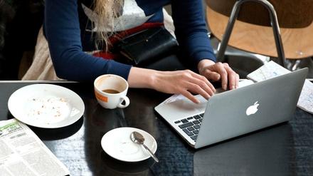 Einfach mal die Finger davon lassen - das fällt inzwischen vielen Menschen schwer, die häufig im Internet unterwegs sind. 