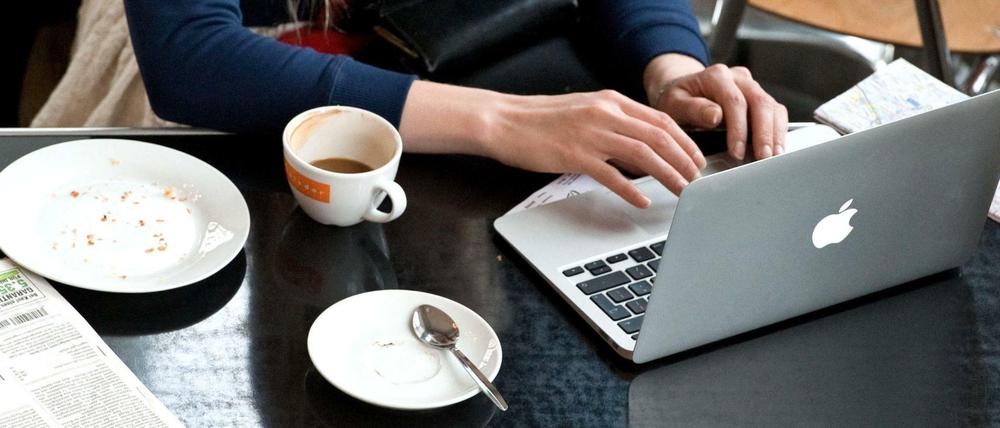 Einfach mal die Finger davon lassen - das fällt inzwischen vielen Menschen schwer, die häufig im Internet unterwegs sind. 