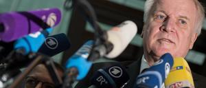 Der CSU-Parteivorsitzende Horst Seehofer kritisiert in einem "Spiegel"-Interview die öffentlich-rechtlichen Medien.