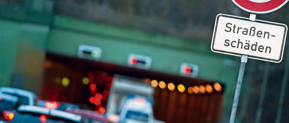 Stau auf der Autobahn A111 vor dem Tunnel Tegel Ortskern.