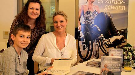 Schwimmerin Kirsten Bruhn gibt Autogramme bei der Präsentation ihres Buches.