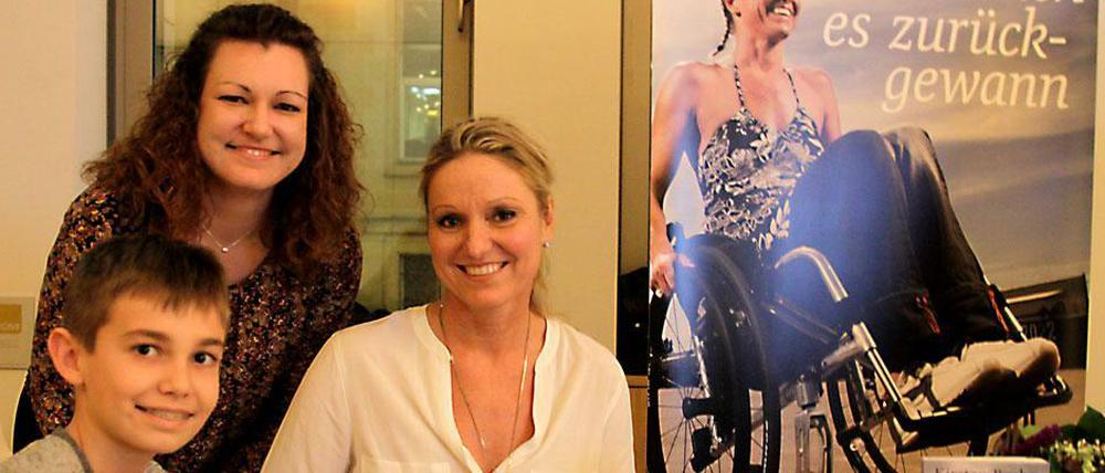 Schwimmerin Kirsten Bruhn gibt Autogramme bei der Präsentation ihres Buches.