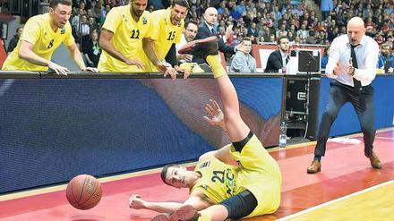 Schmerzhafter Ausrutscher. Für Alba-Profi Dragan Milosavljevic und seinen Trainer Sasa Obradovic (rechts) verlief der Abend von München unerfreulich. 