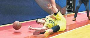 Schmerzhafter Ausrutscher. Für Alba-Profi Dragan Milosavljevic und seinen Trainer Sasa Obradovic (rechts) verlief der Abend von München unerfreulich.