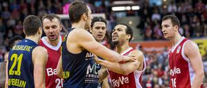 Justin Cobbs (2.v.r) von München und Elmedin Kikanovic (3.v.l) von Alba Berlin geraten aneinander.