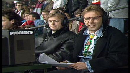 Das waren noch Zeiten: Die Premiere-Kommentatoren Reinhold Beckmann (r) Hannes Bongartz. Beckmann beim ersten Bundesliga-Spiel im Pay-TV.