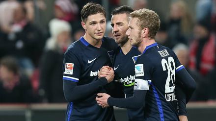 Tor des Tages. Berlins Niklas Stark (links) und Fabian Lustenberger jubeln nach dem Führungstreffer von Vedad Ibisevic (Mitte).