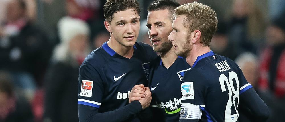 Tor des Tages. Berlins Niklas Stark (links) und Fabian Lustenberger jubeln nach dem Führungstreffer von Vedad Ibisevic (Mitte).