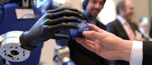 Hand in Hand. Künftig sollen Roboter und Menschen in der Industrie ganz eng zusammenarbeiten.