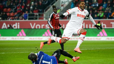 Diesmal nicht. Torwart Ramazan Özcan von Ingolstadt hält den Ball von von Kölns späterem Torschützen Modeste. 