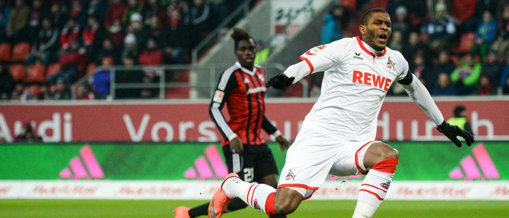 Diesmal nicht. Torwart Ramazan Özcan von Ingolstadt hält den Ball von von Kölns späterem Torschützen Modeste. 