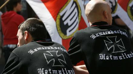 Zwei Rechtsextreme der "Kameradschaft Heimatland" bei einem NPD-Aufmarsch im Mai 2007 in Nürnberg.