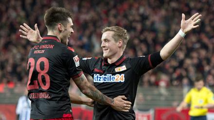 Unions Torschütze Felix Kroos (r) und Christopher Trimmel jubeln nach seinem Tor zum 1-1-Ausgleich. 