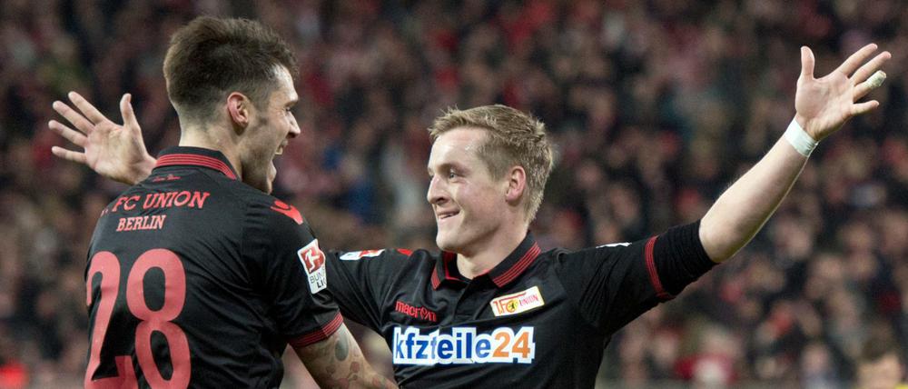 Unions Torschütze Felix Kroos (r) und Christopher Trimmel jubeln nach seinem Tor zum 1-1-Ausgleich. 