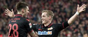 Unions Torschütze Felix Kroos (r) und Christopher Trimmel jubeln nach seinem Tor zum 1-1-Ausgleich. 