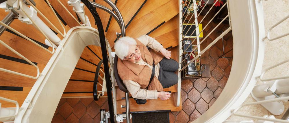 Ein Treppenlift macht das Leben im Alter leichter.