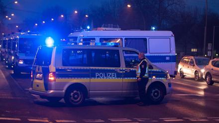 Tod in der Nacht. Die Polizei hat den Tatort abgeriegelt.