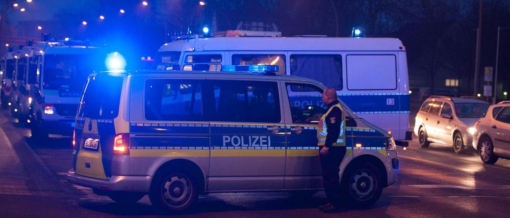 Tod in der Nacht. Die Polizei hat den Tatort abgeriegelt.