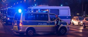 Tod in der Nacht. Die Polizei hat den Tatort abgeriegelt.