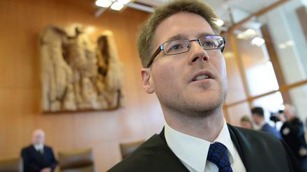 NPD-Anwalt Peter Richter steht in der Mittagspause der mündlichen Verhandlung über ein Verbot der rechtsextremen NPD beim Bundesverfassungsgericht im Sitzungssaal.