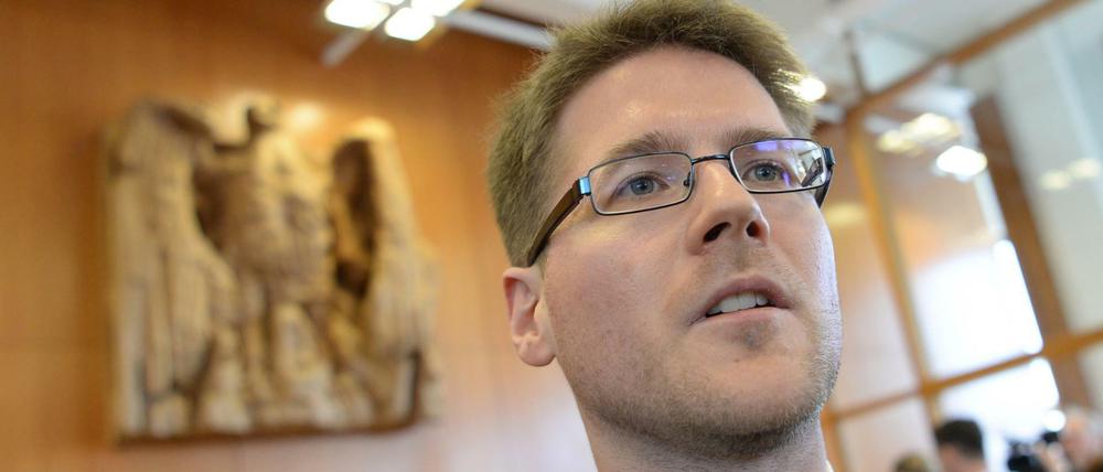 NPD-Anwalt Peter Richter steht in der Mittagspause der mündlichen Verhandlung über ein Verbot der rechtsextremen NPD beim Bundesverfassungsgericht im Sitzungssaal.