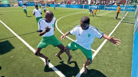 Den Fußball zum Tanzen bringen. Das in Berlin-Moabit ansässige Netzwerk Streetfootballworld arbeitet weltweit mit mehr als 100 lokalen Organisationen zusammen, die alle sozialen Wandel durch Fußball erreichen wollen. Auf die Initiative von Streetfootballworld entstanden für die WM 2010 auch 20 „Football for Hope“-Center wie dieses in Lesotho. 