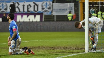 Und das nennt ihr Rasen? Darmstadts Aytac Sulu (l.) und Torwart Christian Mathenia auf dem Acker am Böllenfalltor. 