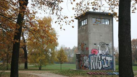 Ehemaliger Wachturm der DDR-Grenztruppen am Schlesischen Busch im Grenzstreifen zwischen Berlin-Treptow und Berlin-Kreuzberg.