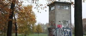 Ehemaliger Wachturm der DDR-Grenztruppen am Schlesischen Busch im Grenzstreifen zwischen Berlin-Treptow und Berlin-Kreuzberg.