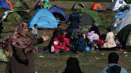10.000 Flüchtlinge campieren in Zelten im griechischen Idomeni und hoffen darauf, dass sich die Grenze zu Mazedonien wieder öffnet.
