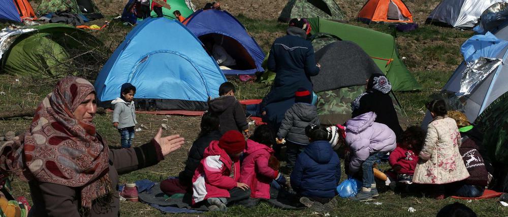 10.000 Flüchtlinge campieren in Zelten im griechischen Idomeni und hoffen darauf, dass sich die Grenze zu Mazedonien wieder öffnet.